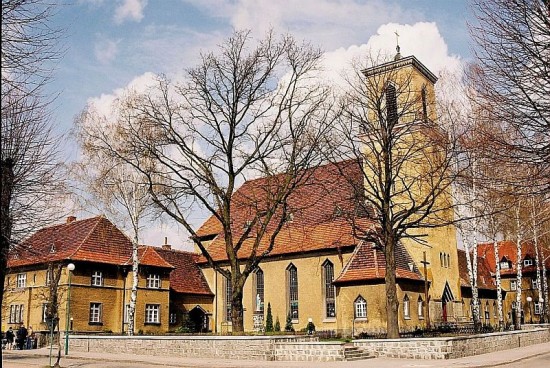 2006 r. Widok na kościół parafialny od strony południowej (foto ze zbioru: Zdzisława Nowaka)
